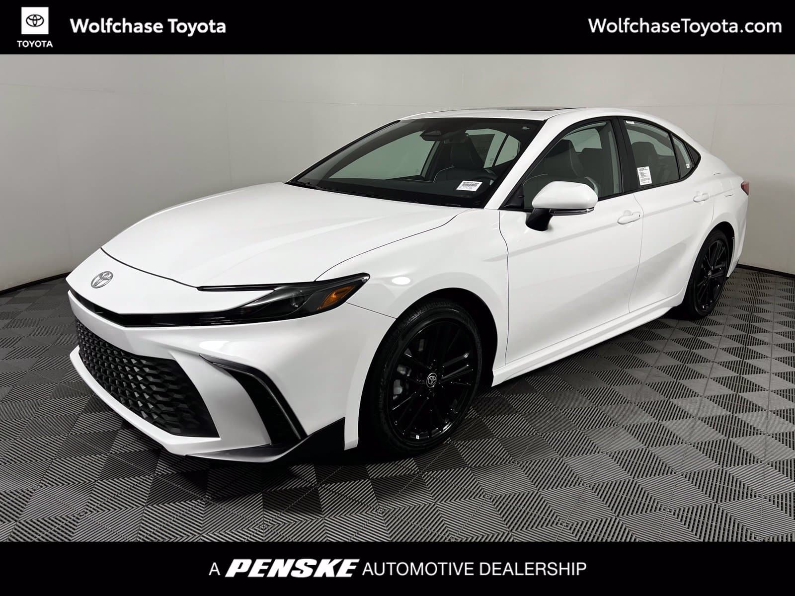 2025 Toyota Camry SE — photo 1 of 8