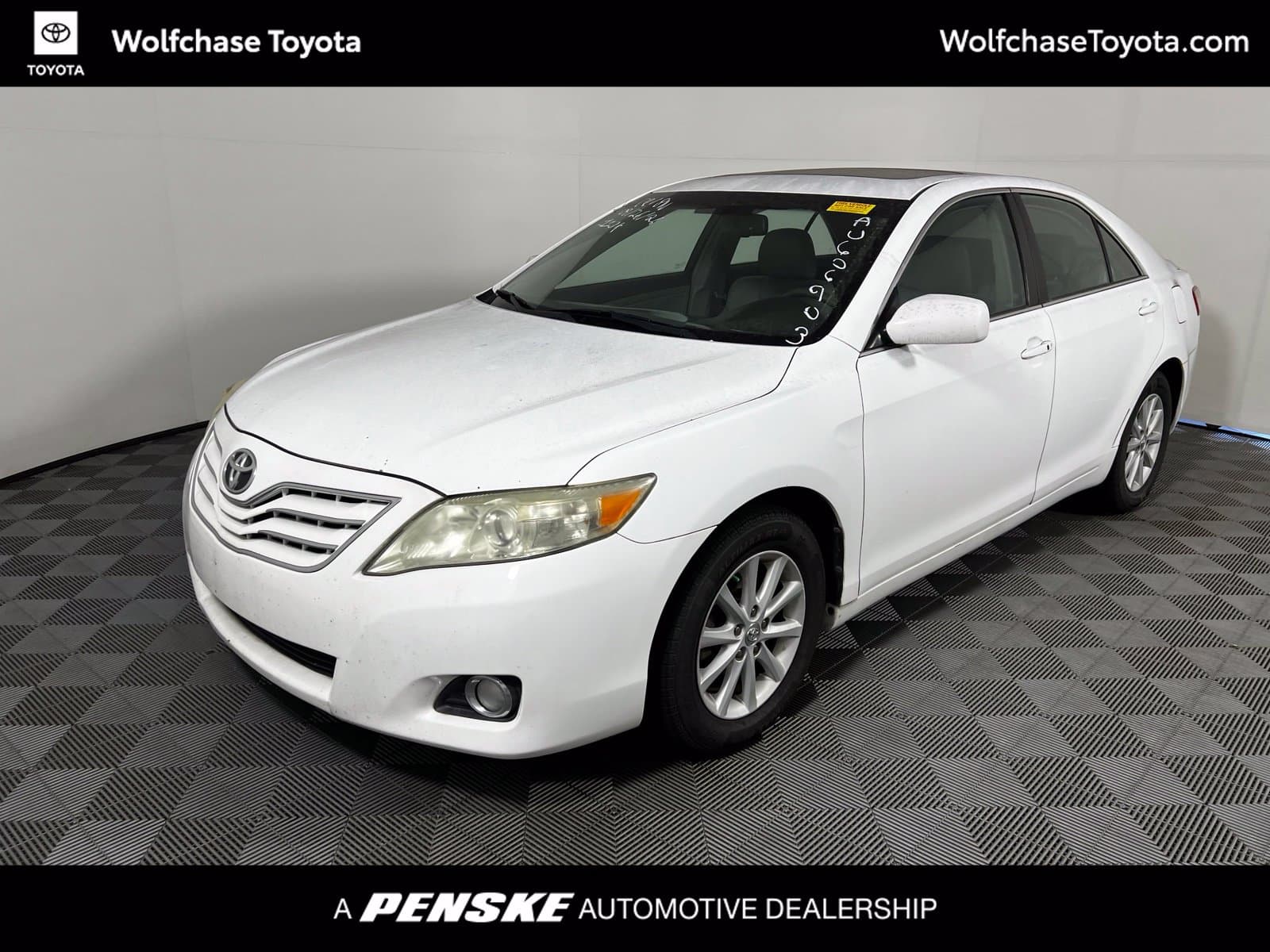 2010 Toyota Camry XLE — photo 1 of 11