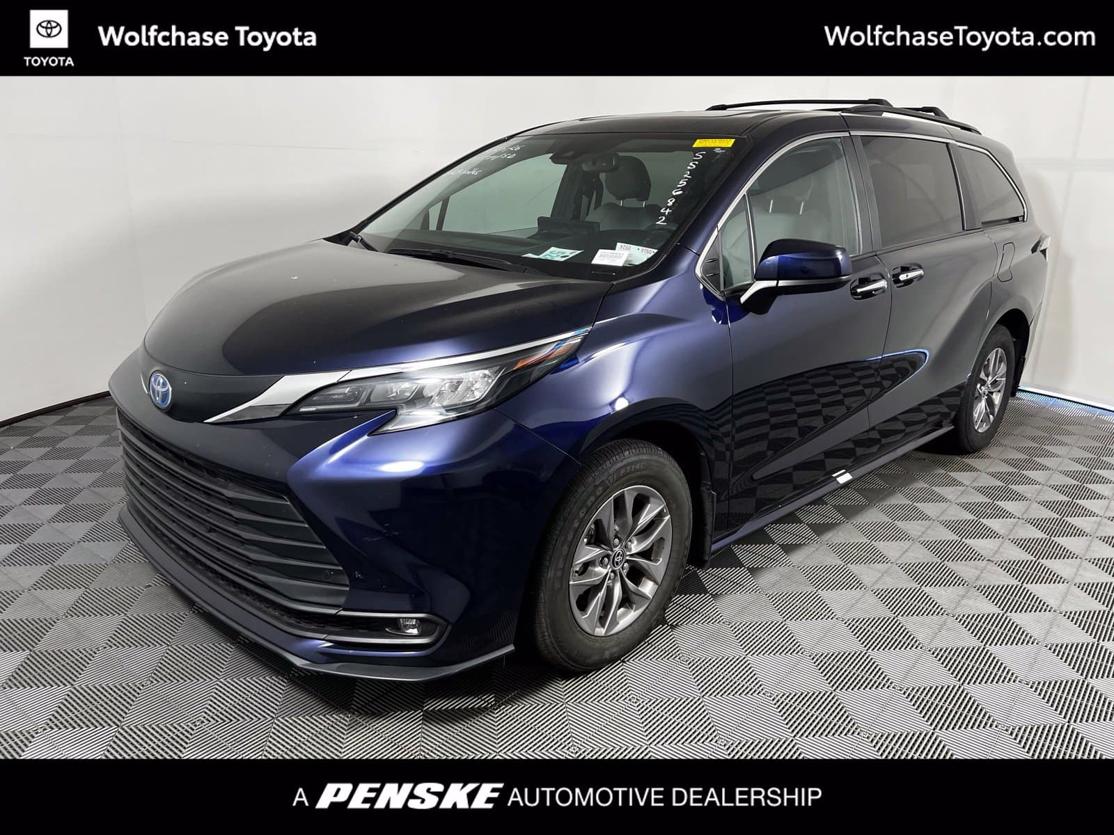 2025 Toyota Sienna XLE — photo 1 of 11