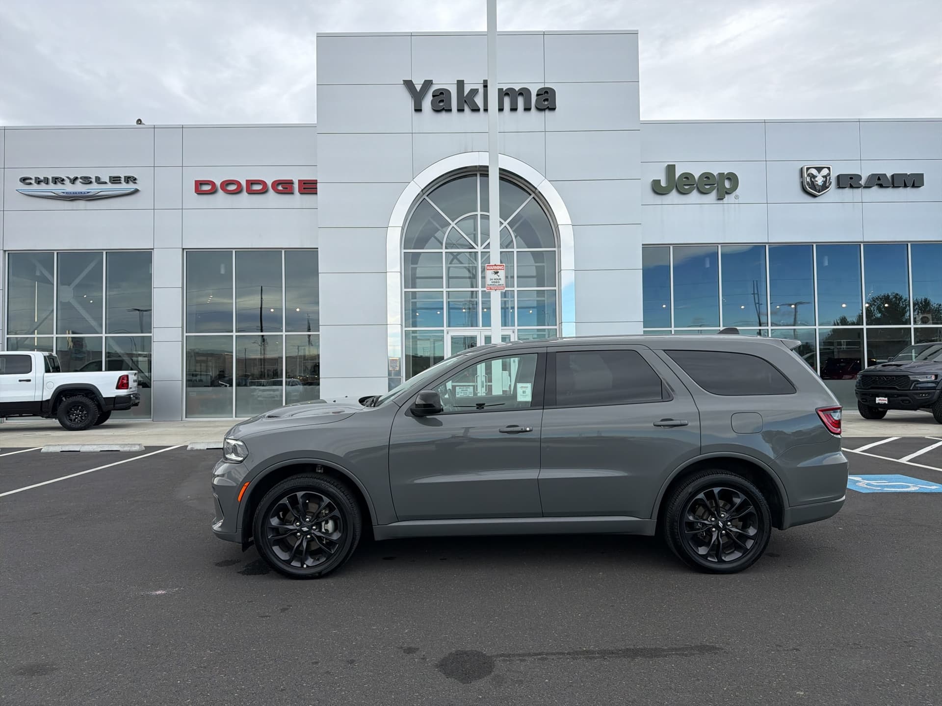2025 Dodge Durango GT — photo 1 of 32