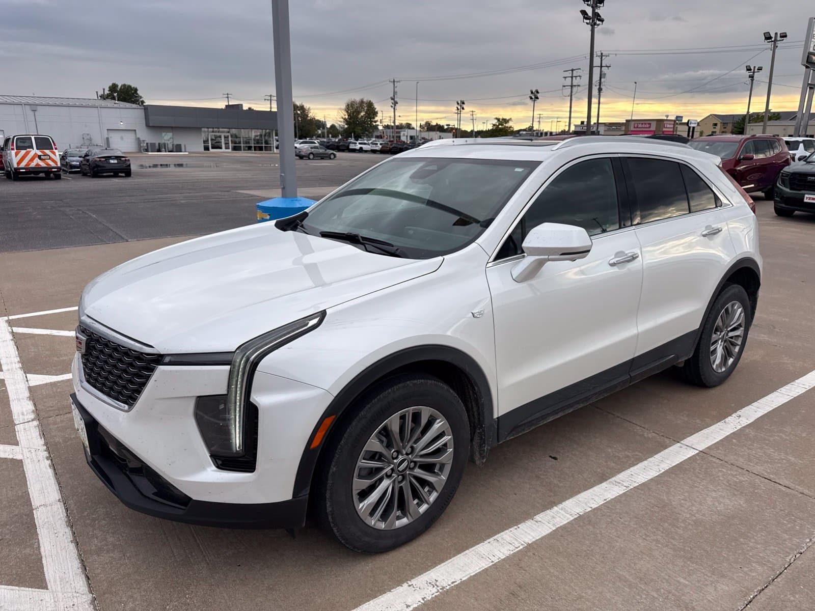 2024 Cadillac XT4 Base — photo 1 of 8