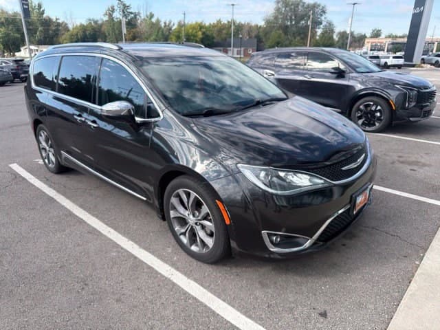 2017 Chrysler Pacifica Limited — photo 1 of 5