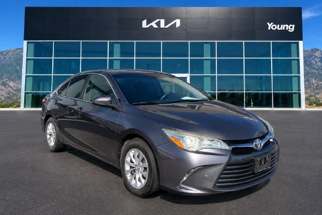 2017 Toyota Camry LE — photo 1 of 29