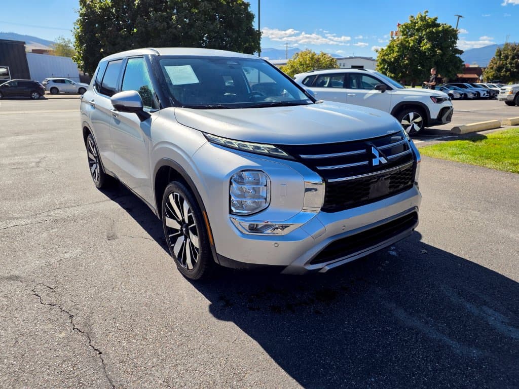 2025 Mitsubishi Outlander SE — photo 1 of 10