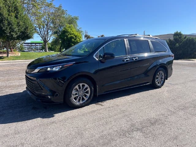 2025 Toyota Sienna XLE — photo 1 of 28