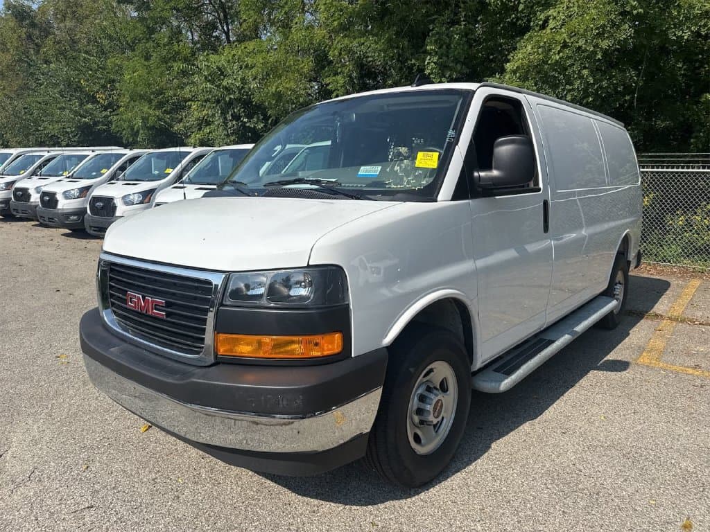 2025 GMC Savana Cargo Van Base — photo 1 of 20