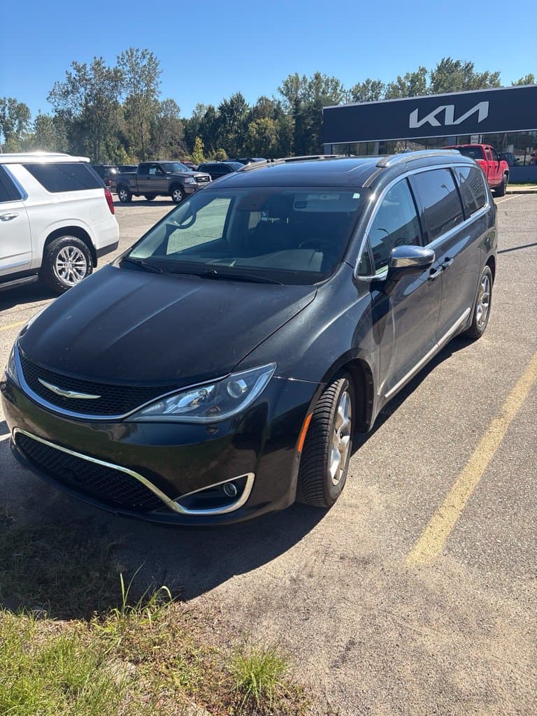 2018 Chrysler Pacifica Limited — photo 1 of 21