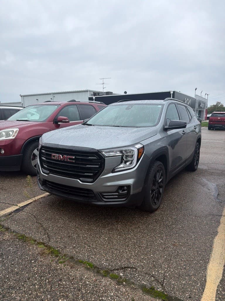 2023 GMC Terrain SLT — photo 1 of 9