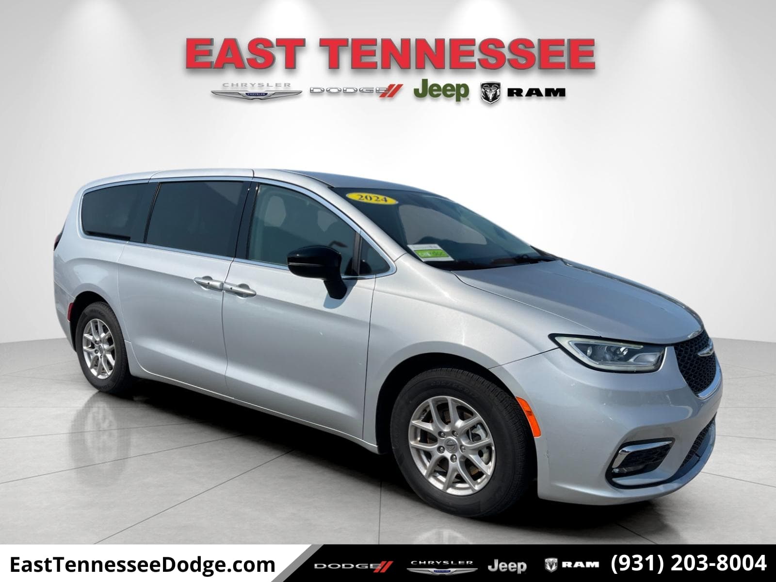 2024 Chrysler Pacifica Touring L — photo 1 of 33
