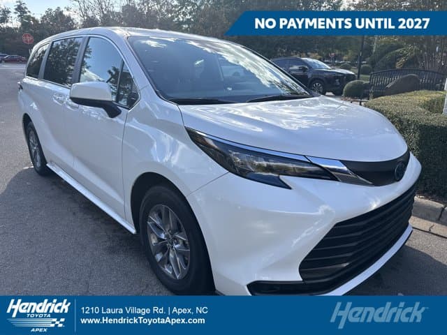 2025 Toyota Sienna LE — photo 1 of 11