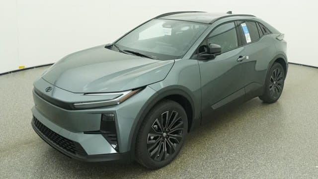 2026 Toyota C-HR XSE — photo 1 of 32