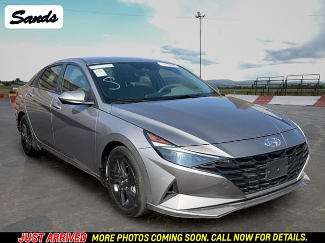 2022 Hyundai Elantra SEL — photo 1 of 14