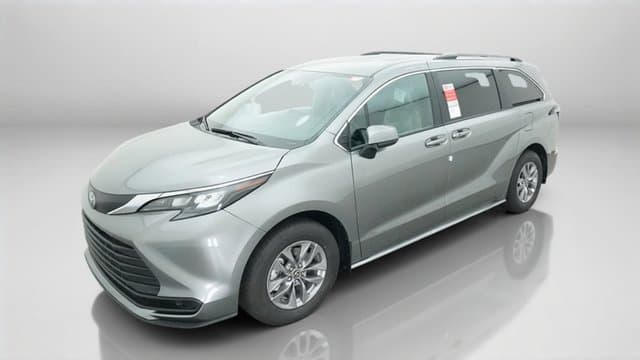 2026 Toyota Sienna LE — photo 1 of 16