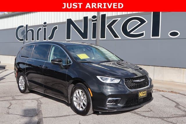 2023 Chrysler Pacifica Touring L — photo 1 of 29