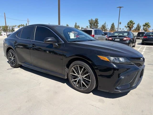 2021 Toyota Camry SE — photo 1 of 3