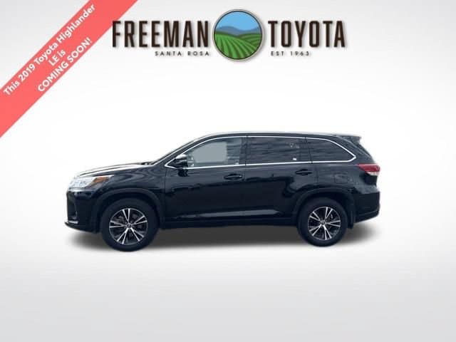 2019 Toyota Highlander LE — photo 1 of 8