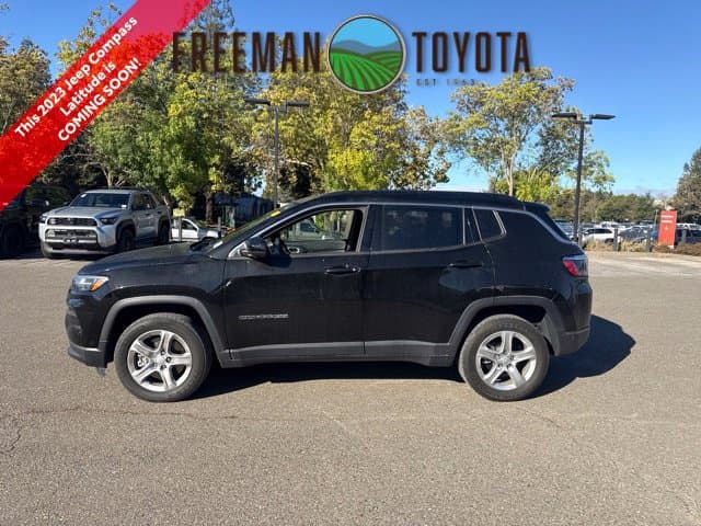 2023 Jeep Compass Latitude — photo 1 of 13