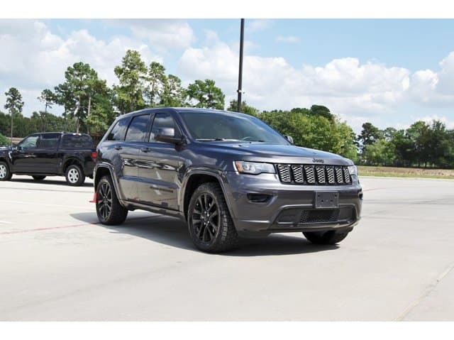 2017 Jeep Grand Cherokee Altitude — photo 1 of 33