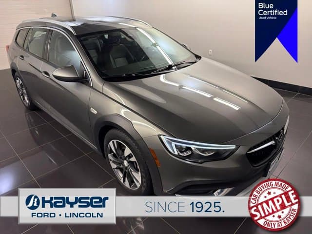 2018 Buick Regal TourX Essence — photo 1 of 37