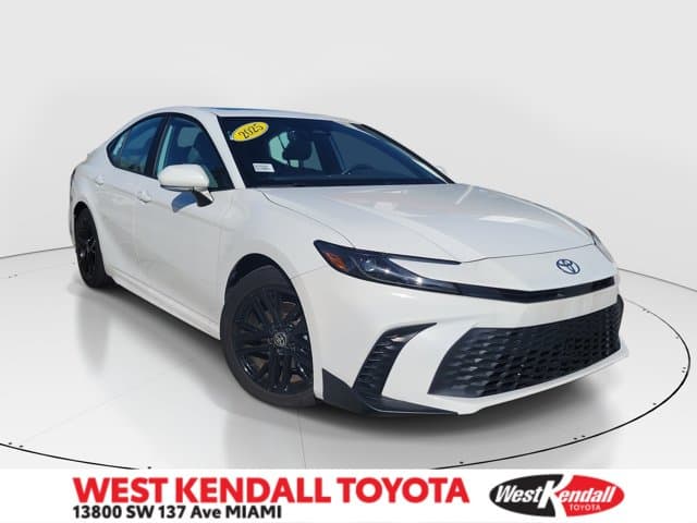 2025 Toyota Camry SE — photo 1 of 32