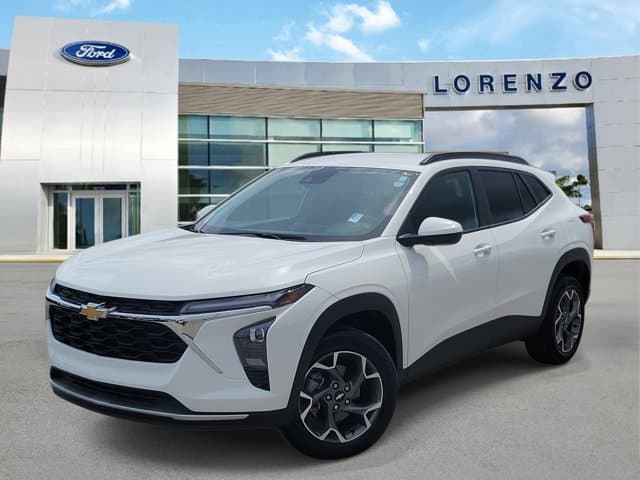 2025 Chevrolet Trax LT — photo 1 of 32