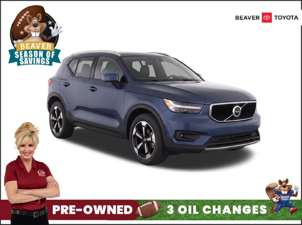 2022 Volvo XC40 Momentum — photo 1 of 13