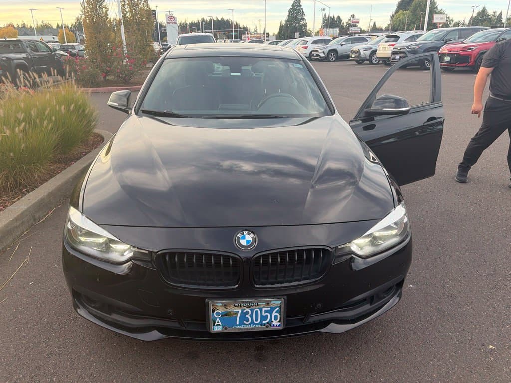 2016 BMW 3 Series 320i xDrive — photo 1 of 10