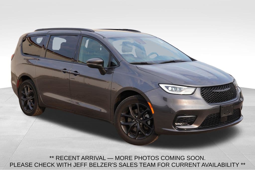 2023 Chrysler Pacifica Touring L — photo 1 of 8