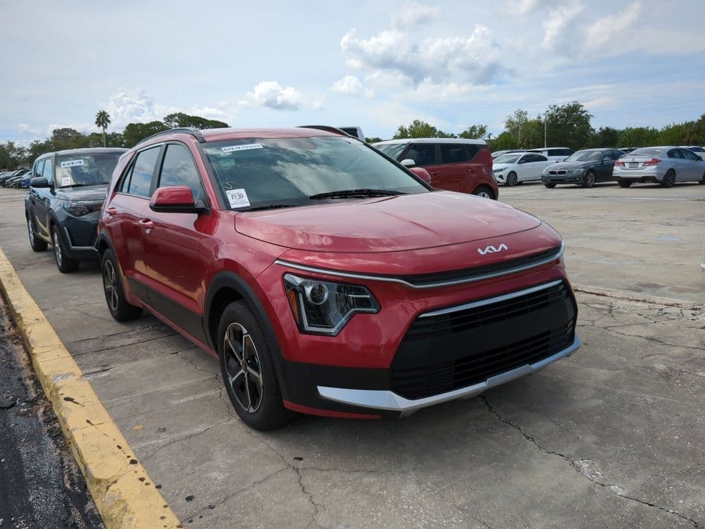 2025 Kia Niro LX — photo 1 of 22
