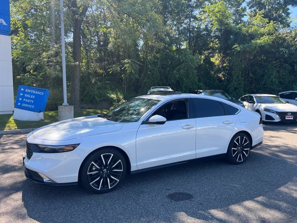 2024 Honda Accord Hybrid Touring — photo 1 of 30