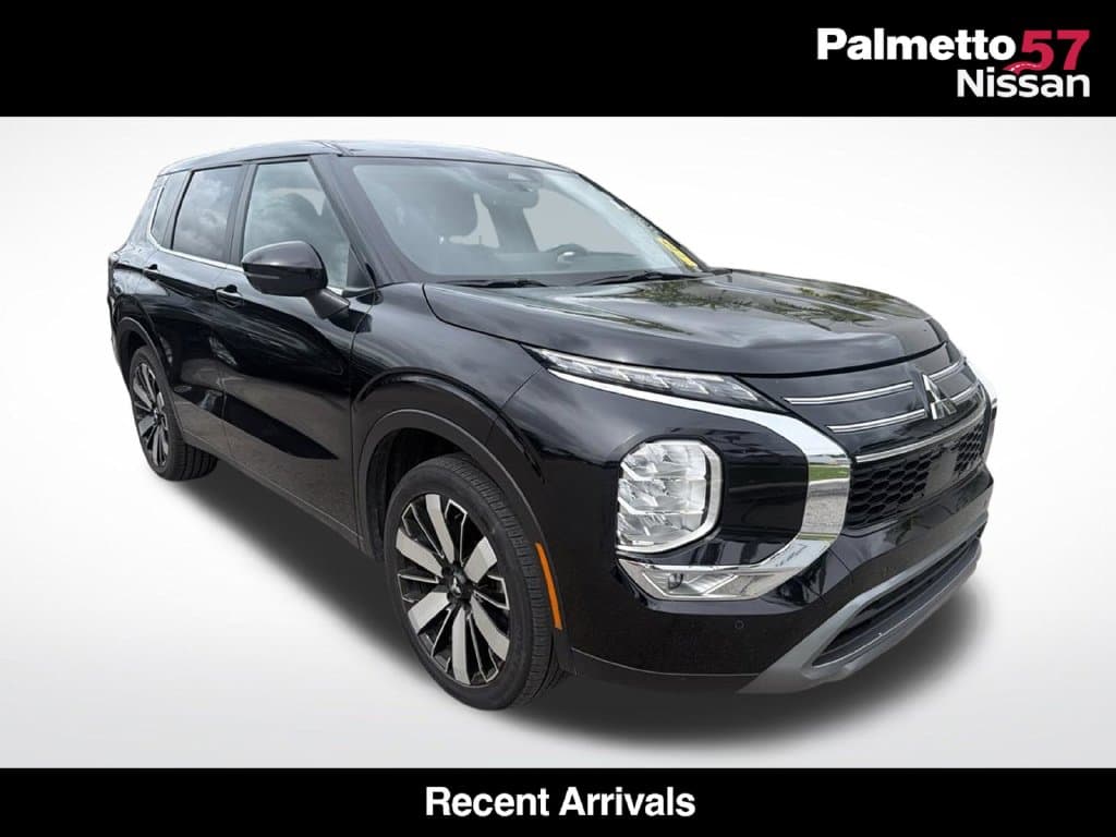 2025 Mitsubishi Outlander SE — photo 1 of 11