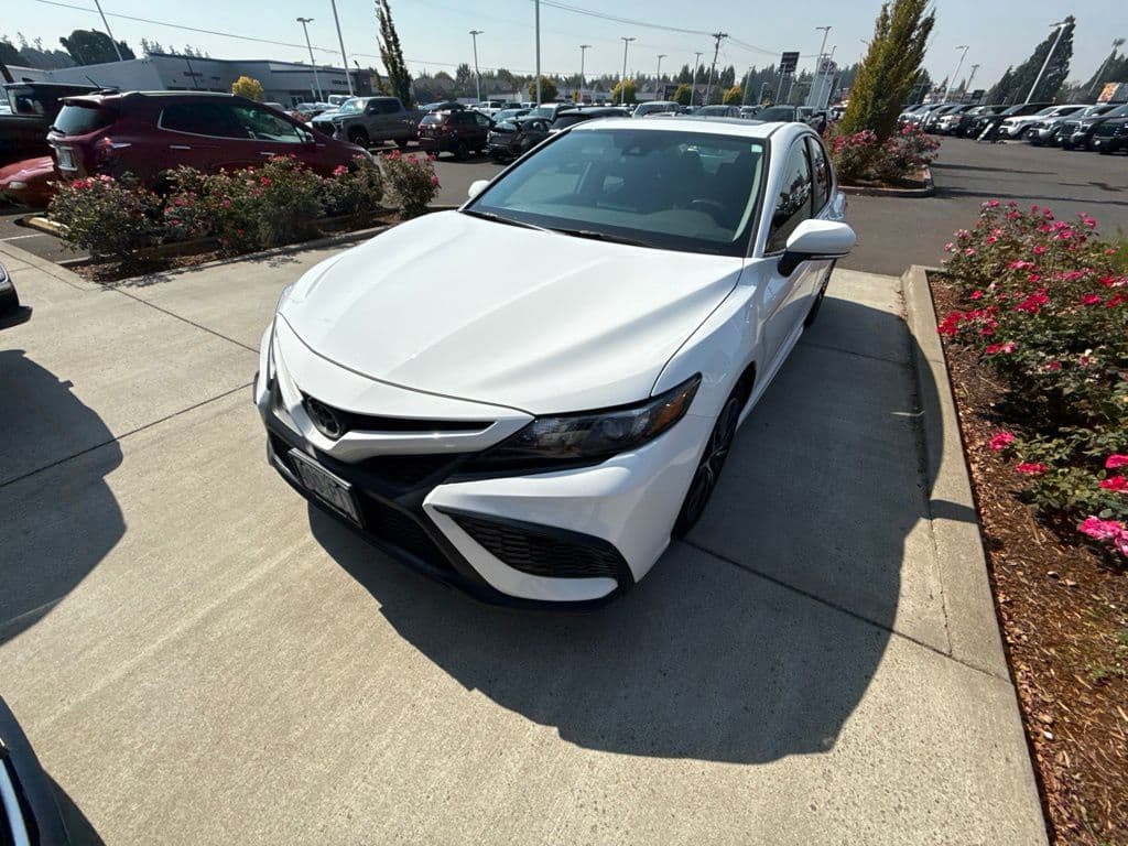 2024 Toyota Camry SE — photo 1 of 10