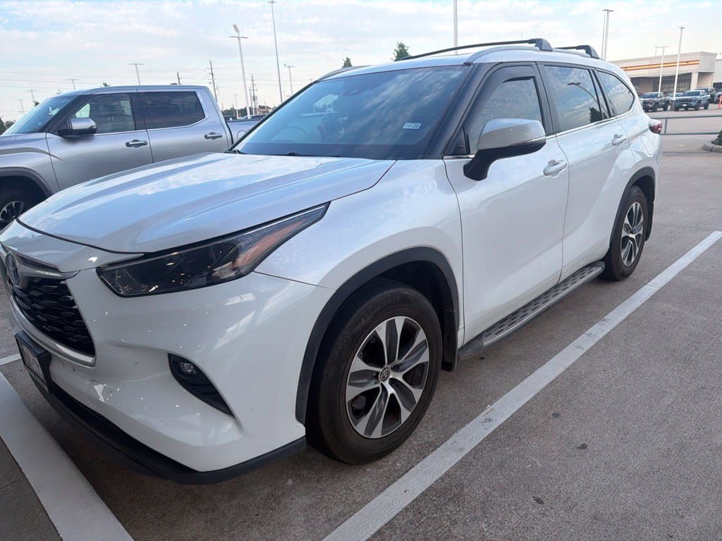 2023 Toyota Highlander XLE — photo 1 of 9