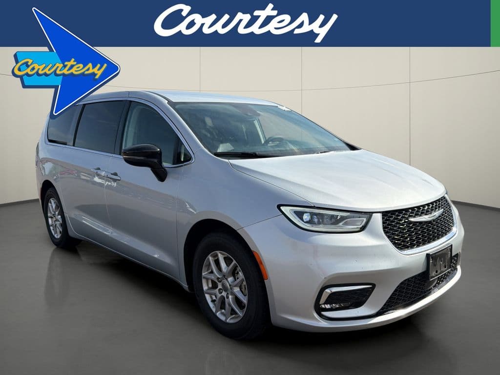 2024 Chrysler Pacifica Touring L — photo 1 of 11