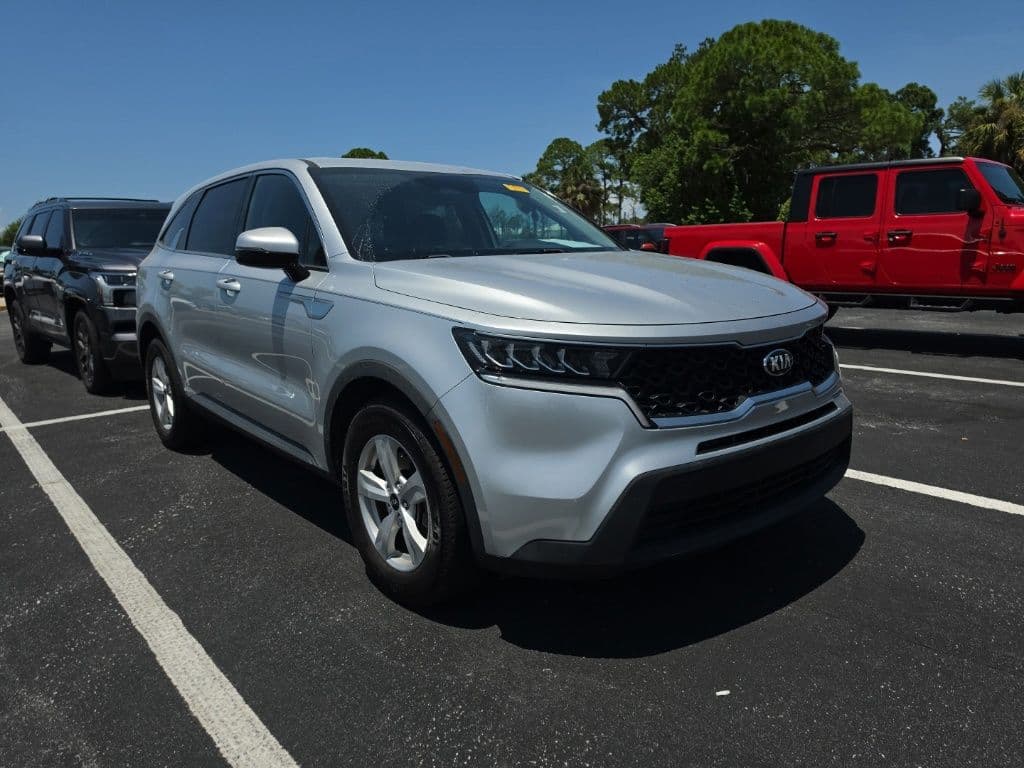 2021 Kia Sorento LX — photo 1 of 17