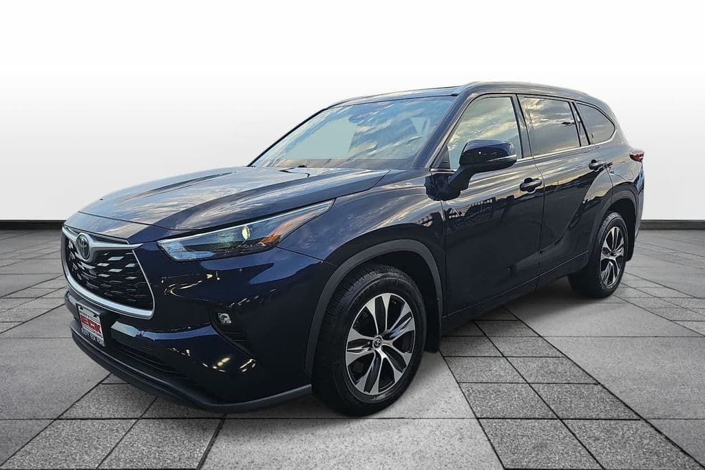2022 Toyota Highlander XLE — photo 1 of 35