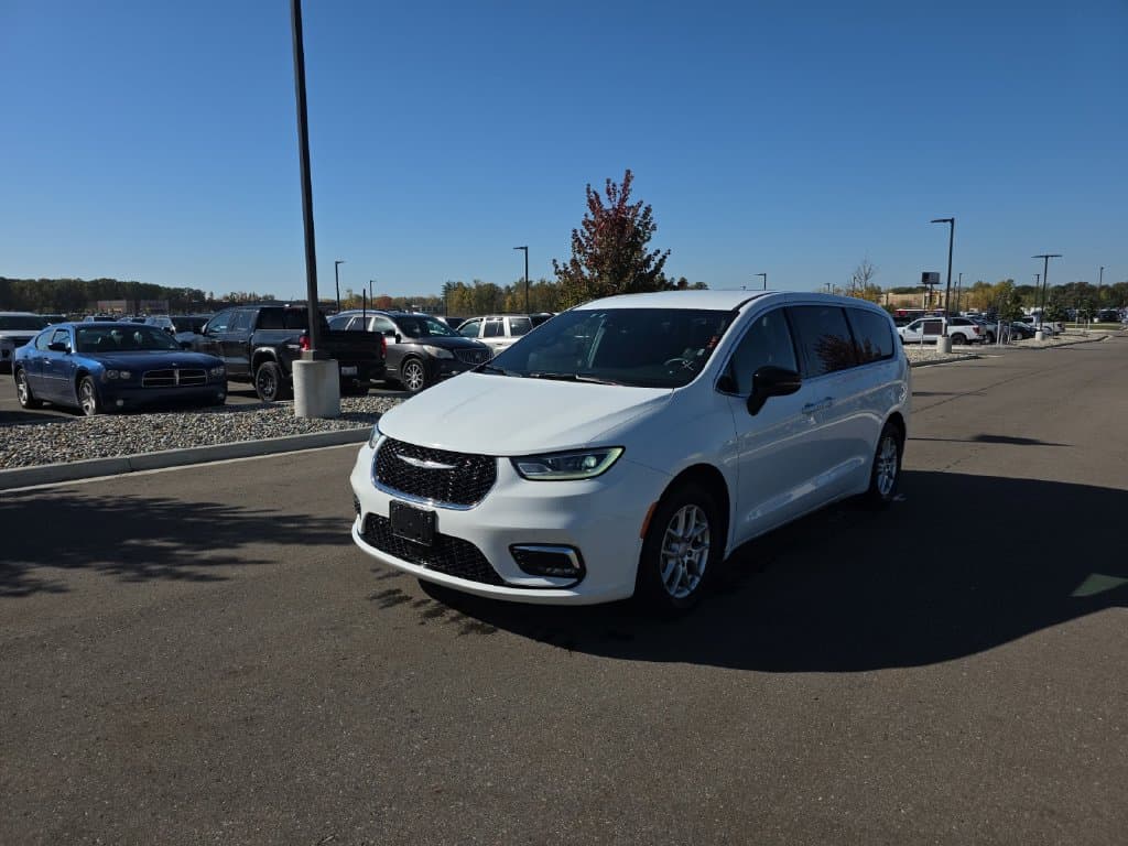 2025 Chrysler Pacifica Select — photo 1 of 19