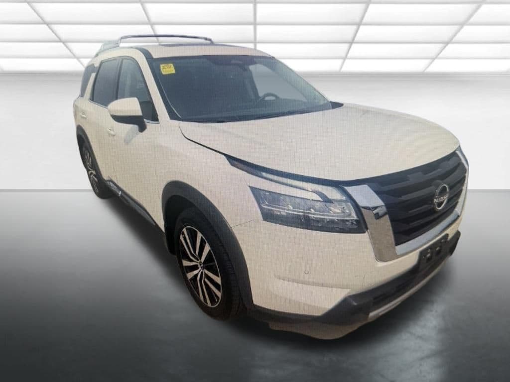 2023 Nissan Pathfinder Platinum — photo 1 of 12