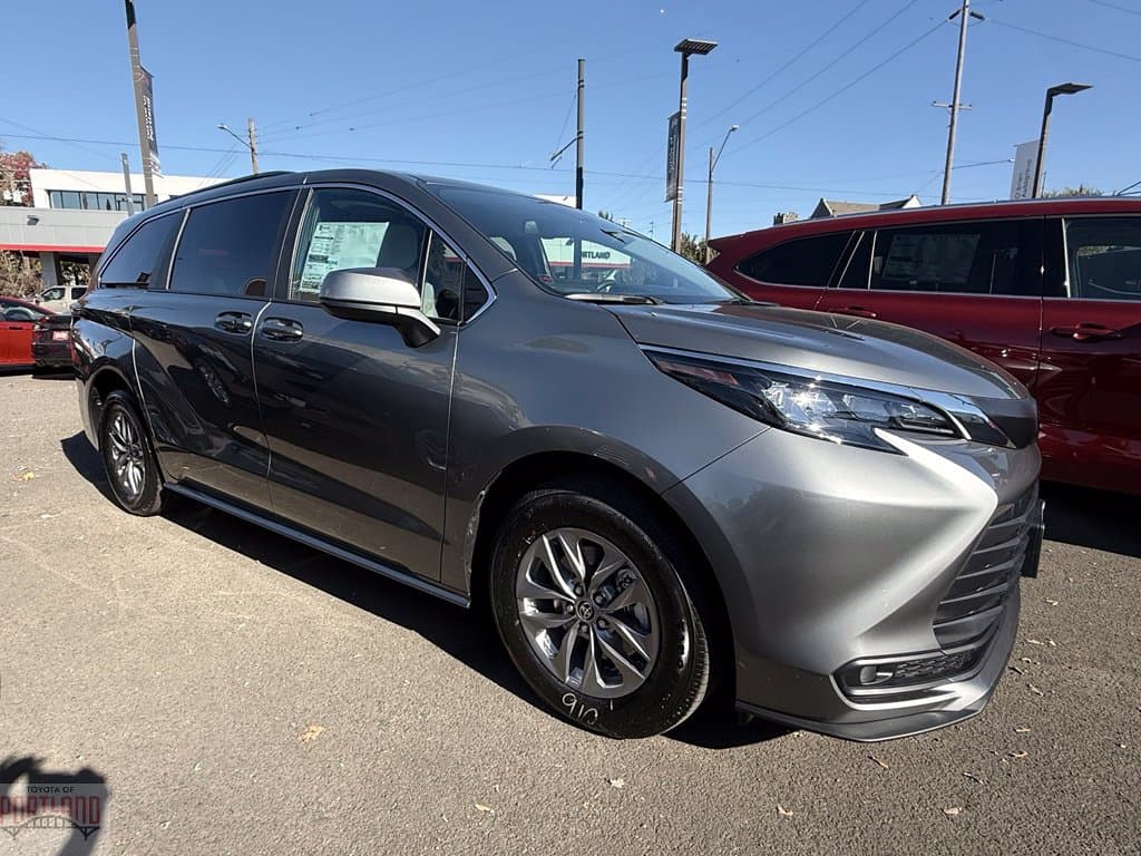2026 Toyota Sienna LE — photo 1 of 15
