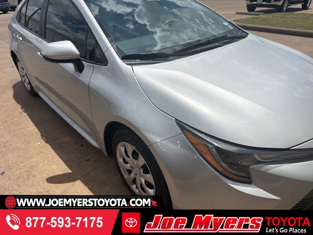 2025 Toyota Corolla LE — photo 1 of 4
