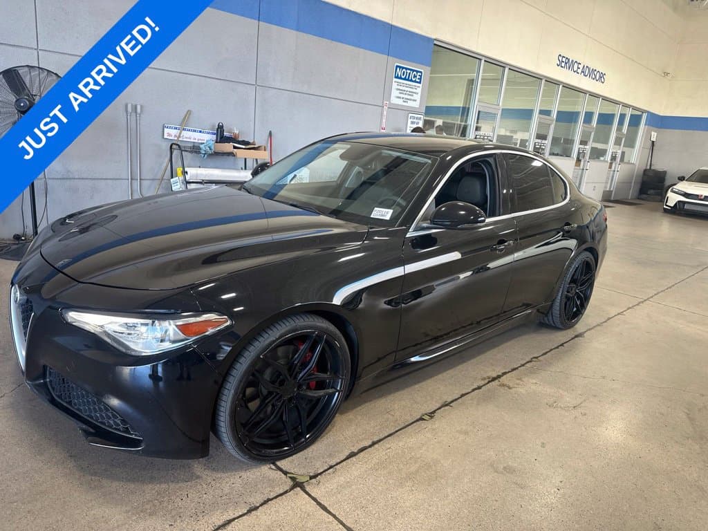 2019 Alfa Romeo Giulia Base — photo 1 of 7