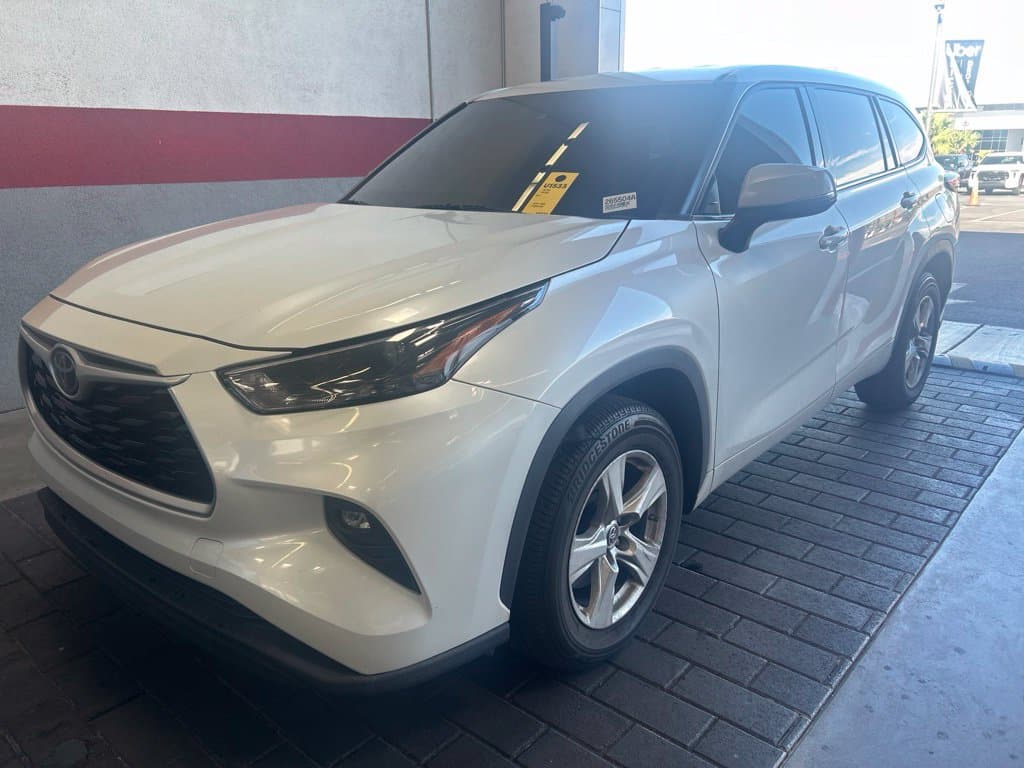 2022 Toyota Highlander LE — photo 1 of 4