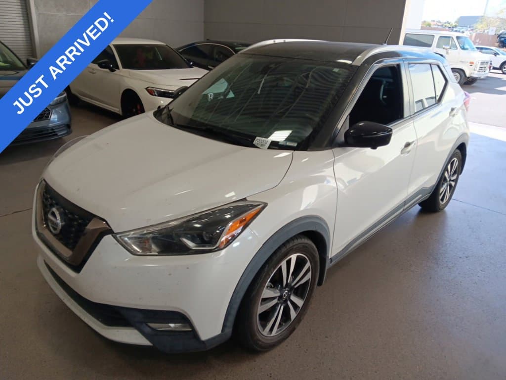 2020 Nissan Kicks SR — photo 1 of 6