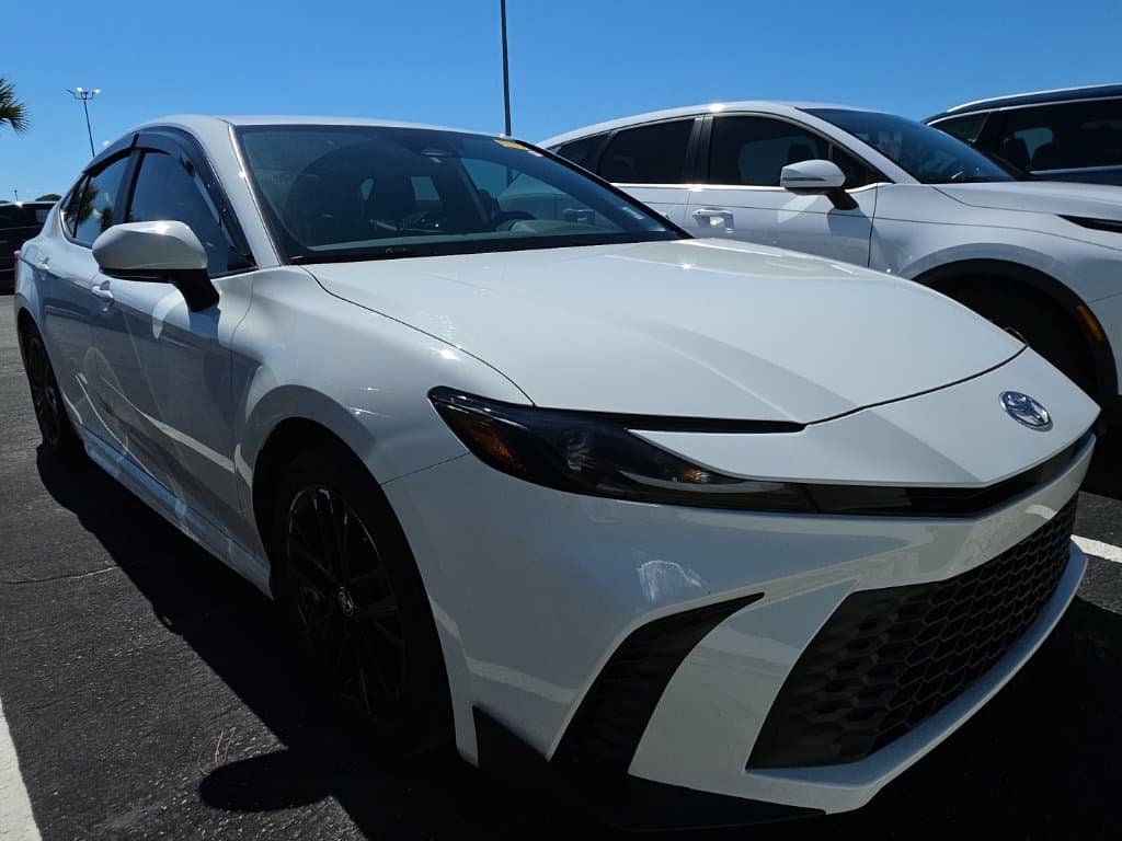 2026 Toyota Camry SE — photo 1 of 16