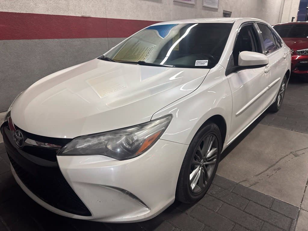 2016 Toyota Camry SE — photo 1 of 4