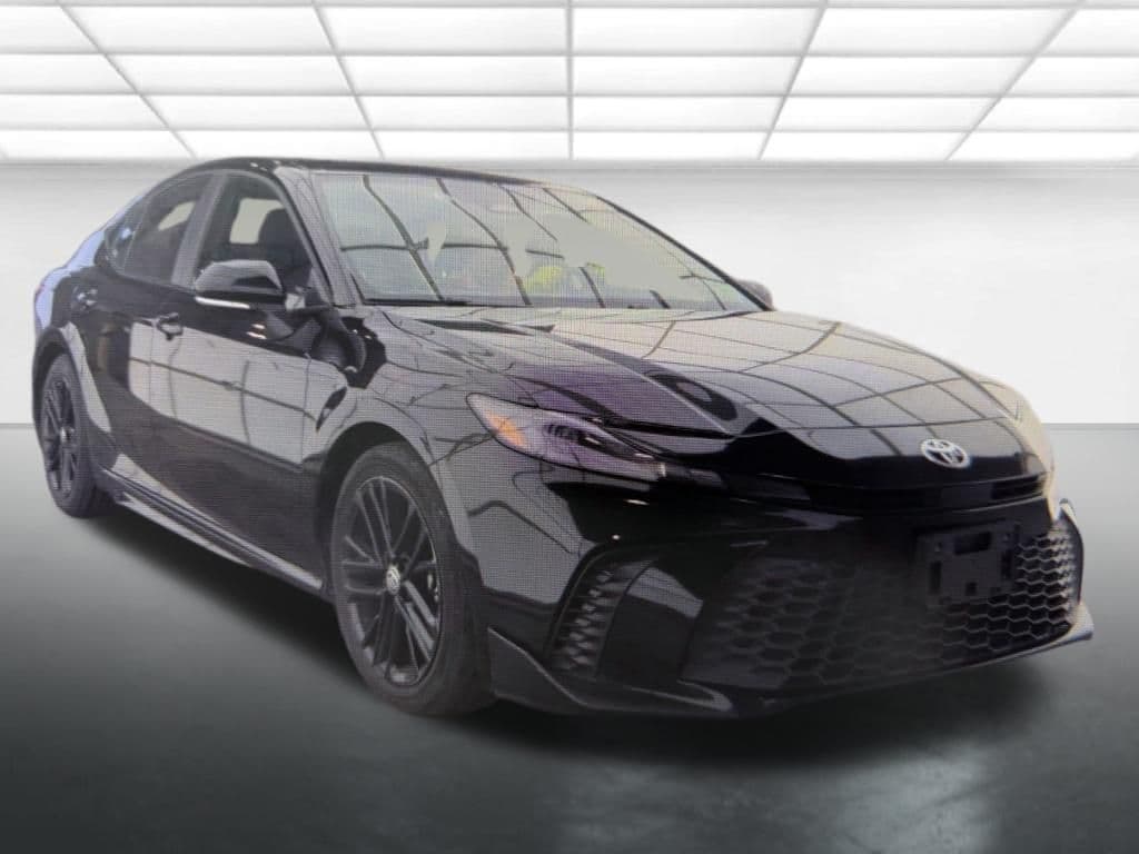 2025 Toyota Camry SE — photo 1 of 9