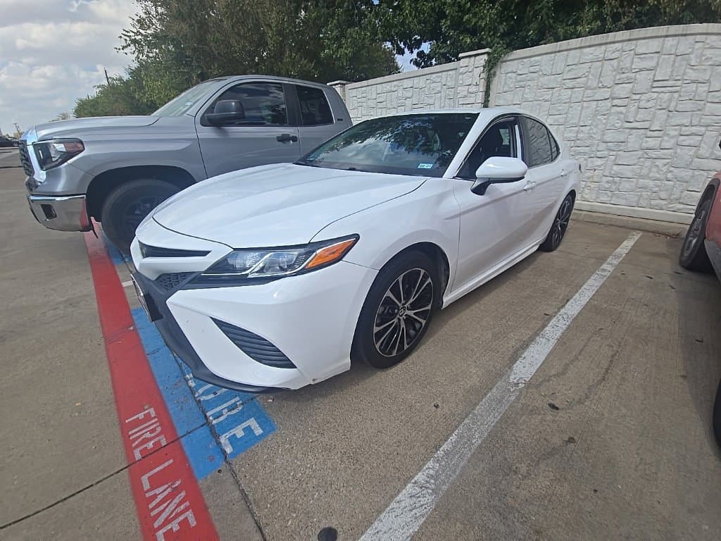 2019 Toyota Camry SE — photo 1 of 23