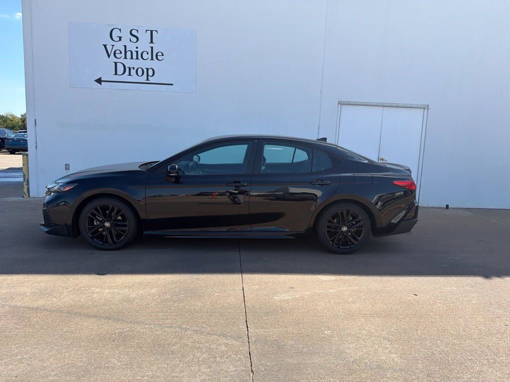2025 Toyota Camry SE — photo 1 of 17