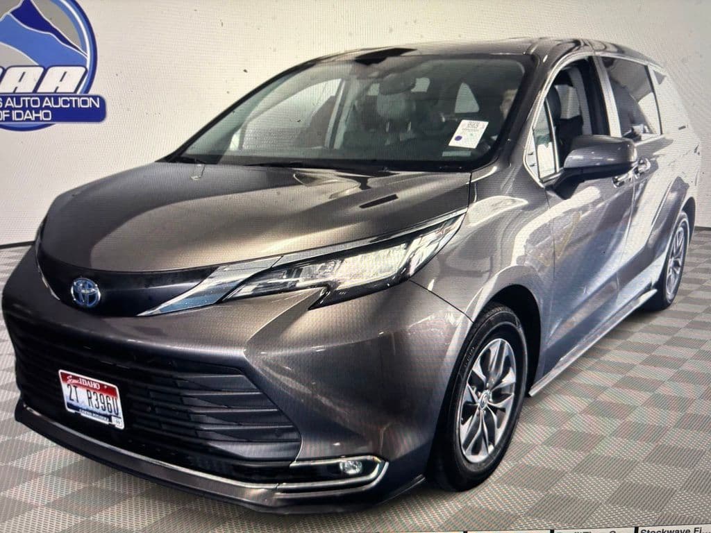 2022 Toyota Sienna XLE — photo 1 of 2