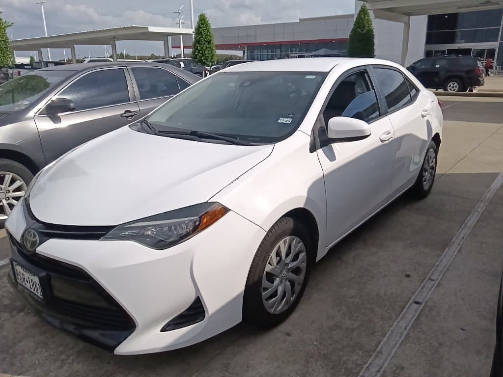2018 Toyota Corolla LE — photo 1 of 13